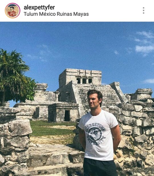 meu quatro está vivissimo e em frente ao templo, ele existe e posso provar: