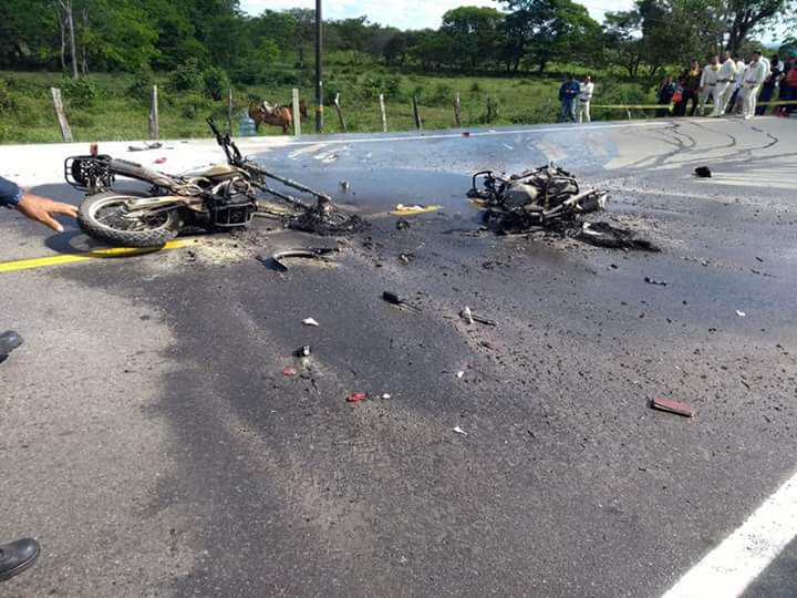 DiariodeCas's tweet image. Choque entre dos motocicletas en la vía Yopal-La Guafilla en la marginal del Llano a la altura de la capital de Casanare dejó dos personas muertas. Por el impacto se incendiaron.