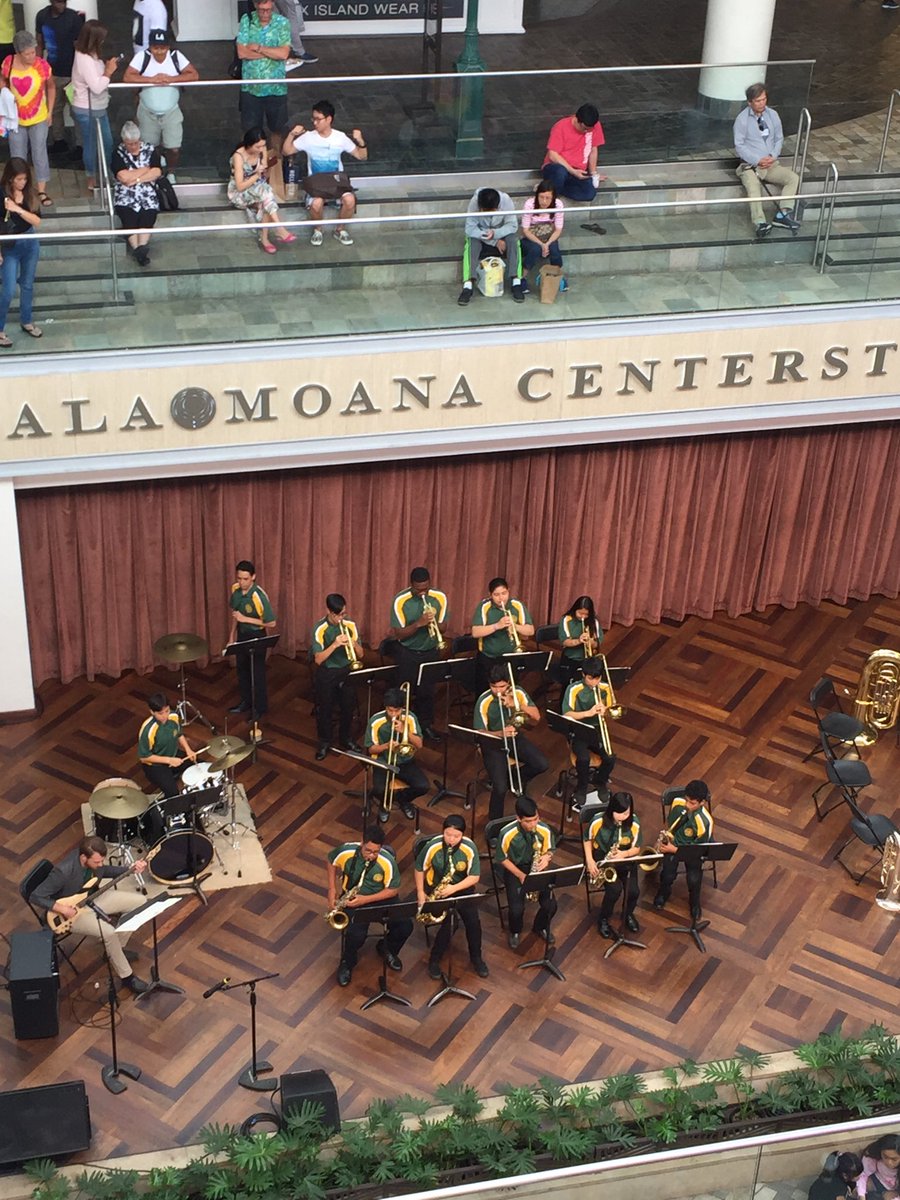 PrincipalAraki's tweet photo. Bulldog Band at Ala Moana Center Stage https://t.co/02hgr9hF2O