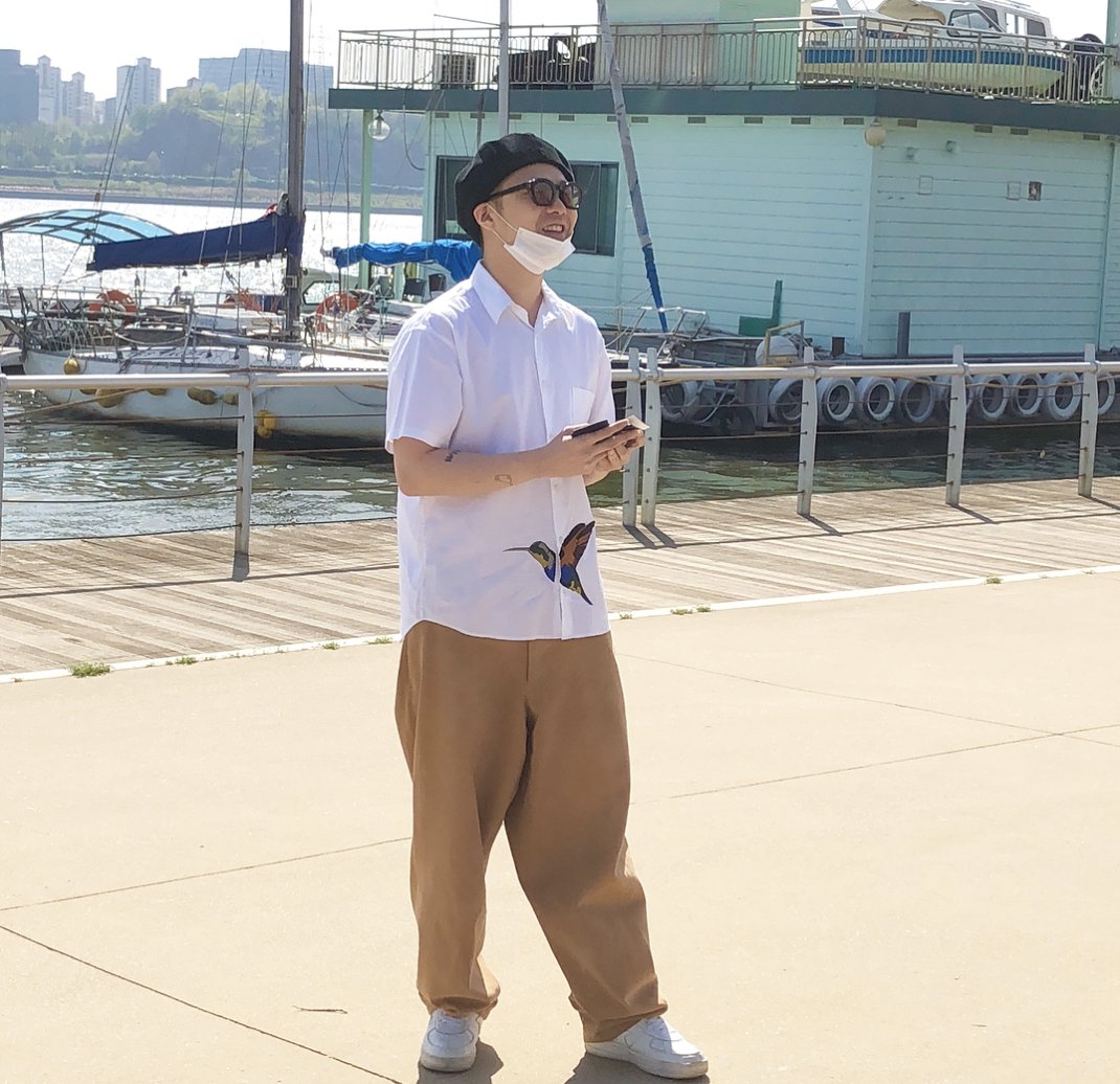 180428 Giriboy held a small fanmeet at Hangang Park. He bought fried chickens and drinks for the fans 😁 (cr 0_ojynn, _cherrytomato, you_like_bom, hyozinsy)