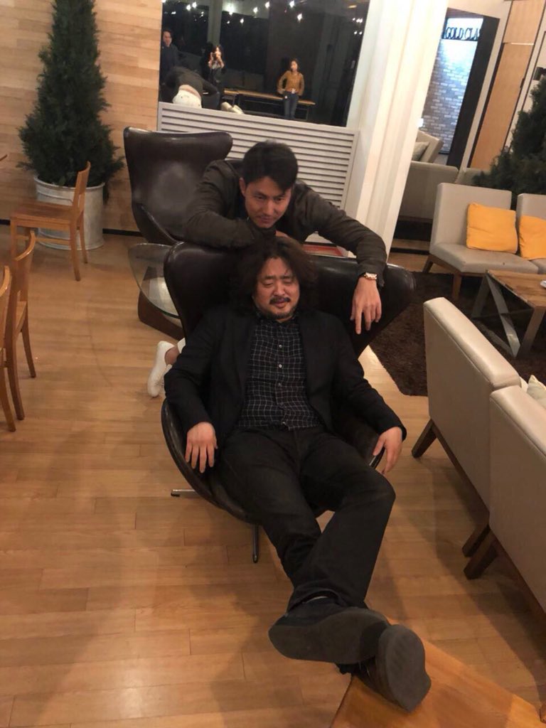 [그날,바다]총수 포즈처럼, 자신있게 만든 영화입니다...만, 제발 아무데서나 패기있는 표정 하지마요. 뒤에 정우성 있어. 아니야 그거...쥔짜 해지마....