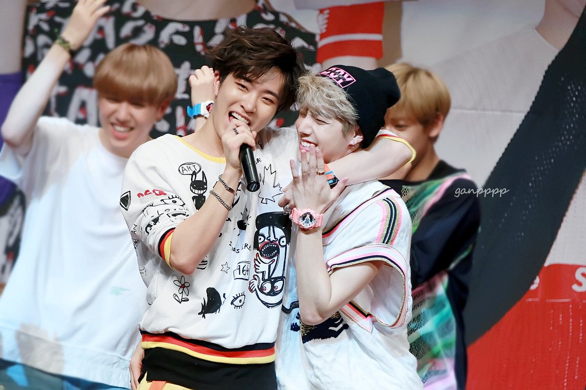 nabee_bee11's tweet photo. เมนและเหนือเมน แต่เหมือนจะหลงยองแจมากกว่าพี่มาร์คอีก😁😘
#MarkTuan #Youngjae 
#GOT7
#MTVLAKPOPGOT7 
#PremiosMTVMiaw 
@GOT7Official https://t.co/7OrCuEKZ0y