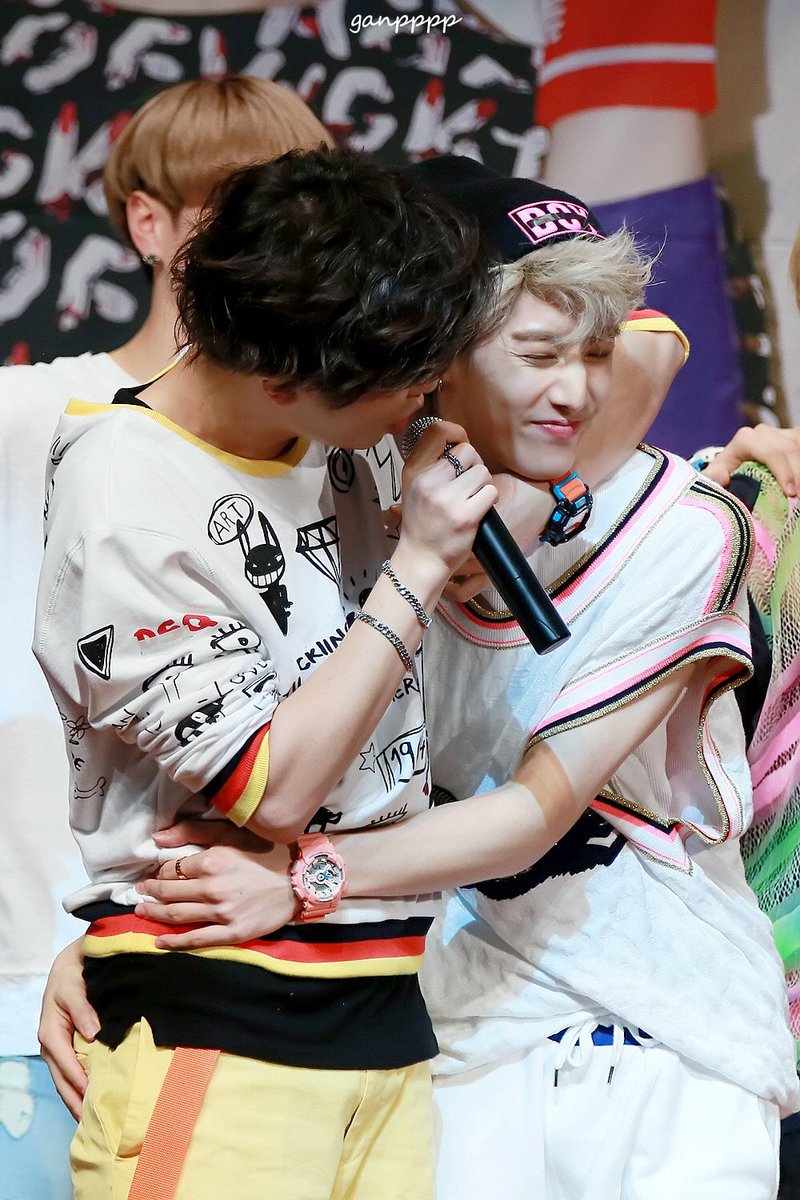 nabee_bee11's tweet photo. เมนและเหนือเมน แต่เหมือนจะหลงยองแจมากกว่าพี่มาร์คอีก😁😘
#MarkTuan #Youngjae 
#GOT7
#MTVLAKPOPGOT7 
#PremiosMTVMiaw 
@GOT7Official https://t.co/7OrCuEKZ0y