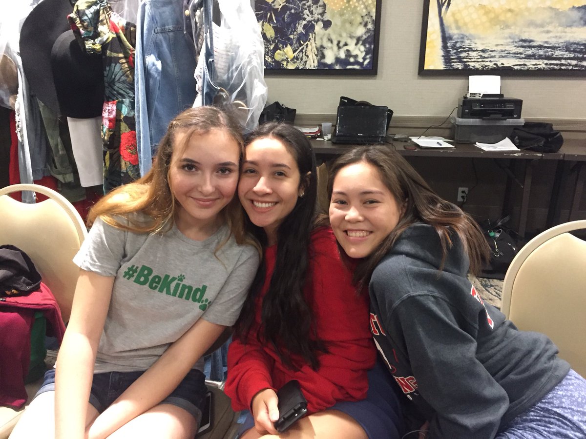 Assisteens_'s tweet photo. Here’s some photos from backstage of the girls! https://t.co/inxNDi8plL