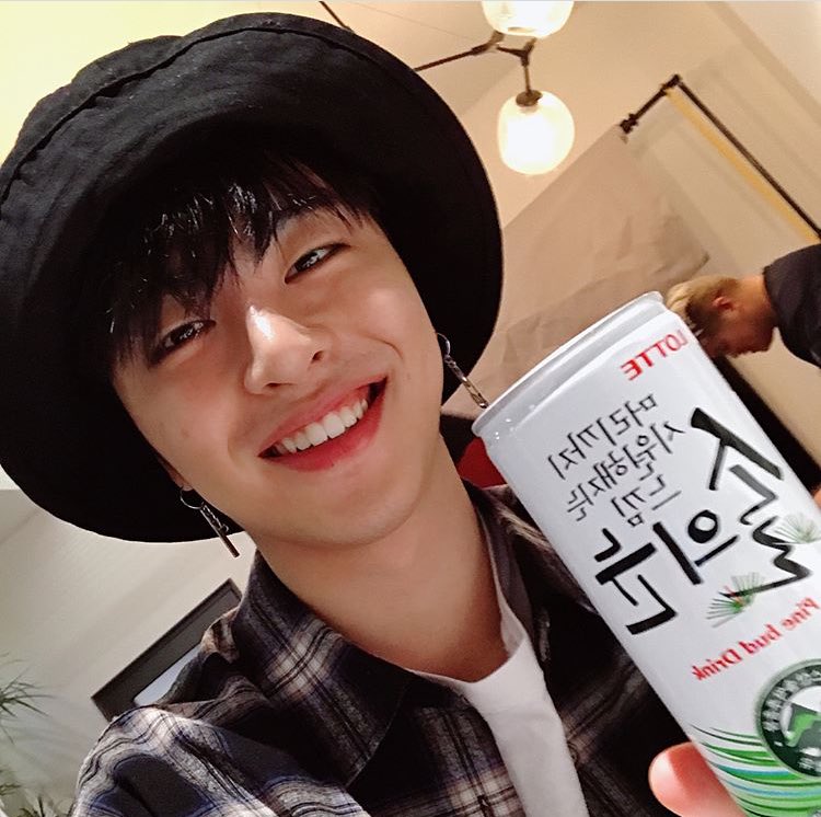 iKONDONES's tweet photo. #ジュネ @ JUNE ┊28.04

La mayor parte de mi tiempo, estoy inconsciente. Sumido en mi cuaderno de poemas o trabajando duro en los programas. (Miren iKON TV)
Y cuando me tomo un descanso, beber es mi pasatiempo favorito (no alcohol, ok.)
¡Extraño mucho a mis iKONDICKS! https://t.co/rneJuh9761