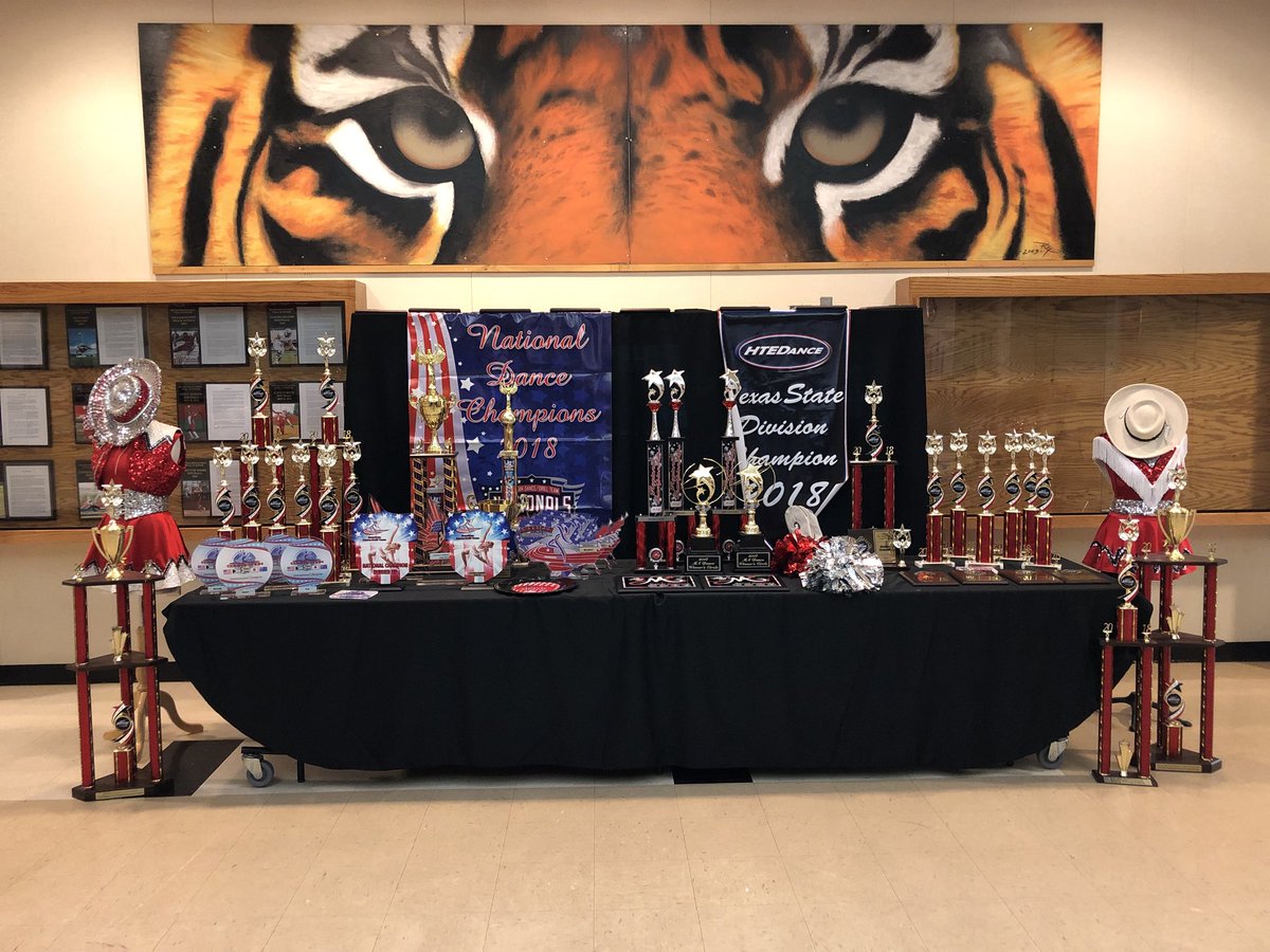 randypittenger's tweet photo. It’s almost showtime! Our awesome Belton Magic Belles Spring Show “Everything Old is New Again” starts at 7pm in BHS PAC. Programs and gifts on sale now. Join us for an evening of awesomeness! #BMB1718 #BeltonFineArts #WeAreAllTigers #ILoveBelton https://t.co/LqUK9o2bLS