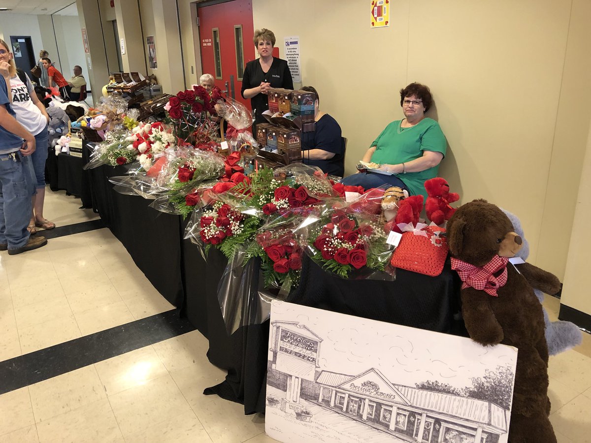randypittenger's tweet photo. It’s almost showtime! Our awesome Belton Magic Belles Spring Show “Everything Old is New Again” starts at 7pm in BHS PAC. Programs and gifts on sale now. Join us for an evening of awesomeness! #BMB1718 #BeltonFineArts #WeAreAllTigers #ILoveBelton https://t.co/LqUK9o2bLS