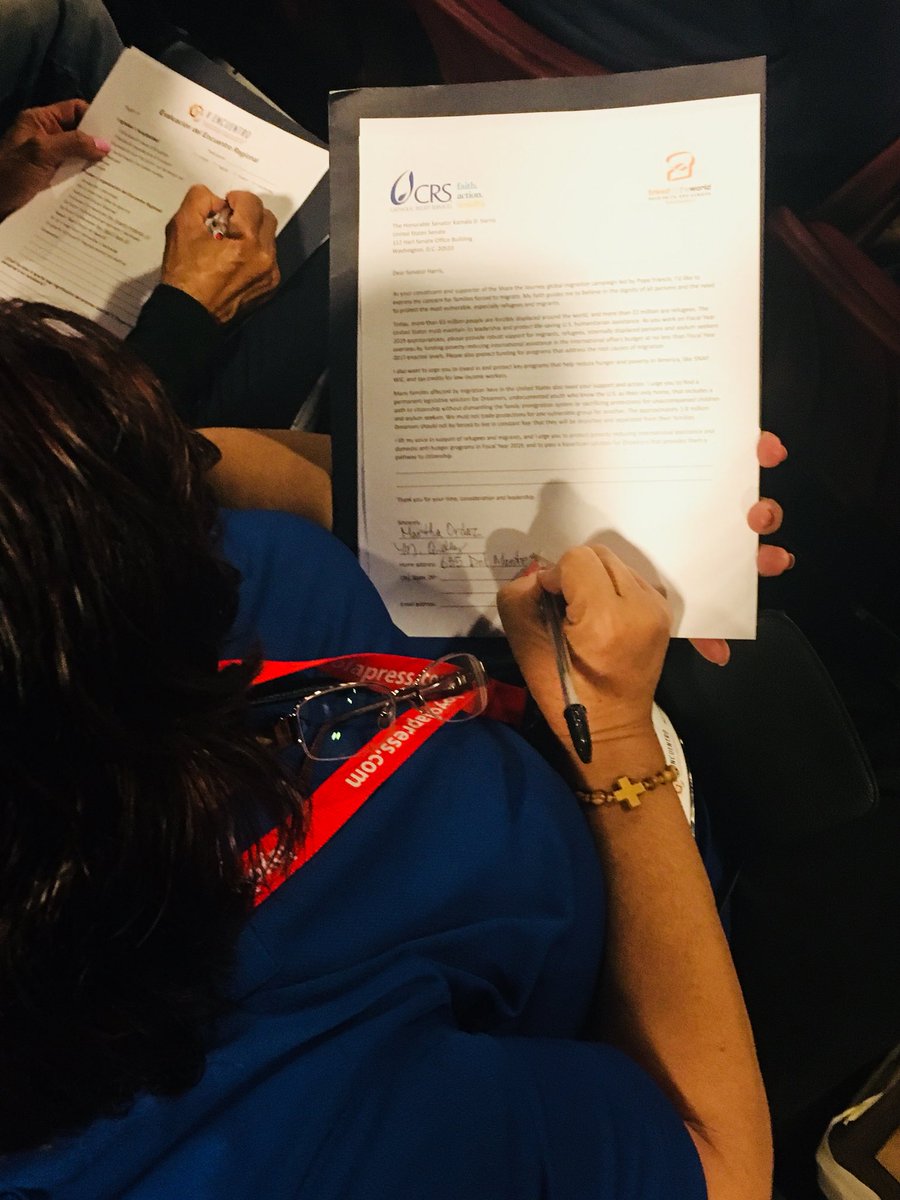 bread_latino's tweet photo. La region XI en acción misionera. Escribiendo cartas al congreso para apoyar a los #dreamers, y financiamiento para programas alimentarios en EU y el mundo @CRSnoticias @ENAHVE @XIrecoss #VEncuentro https://t.co/Gmypg8LSkl