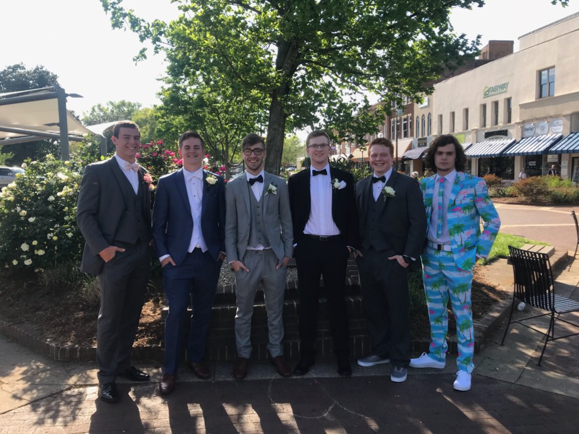 FoardTigersFB's tweet photo. These guys clean up nicely! #Prom2018 https://t.co/PlY33iFUmW