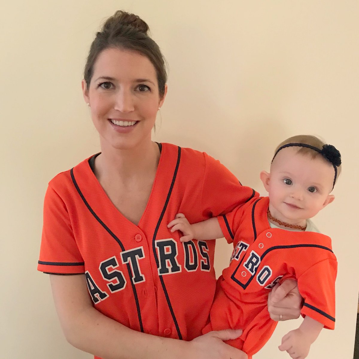 MrsRafferty3's tweet photo. #UltimateSWFanNTX @JuliaMorales @blummer27 @RealToddKalas @astros https://t.co/laeqYx6hgU
