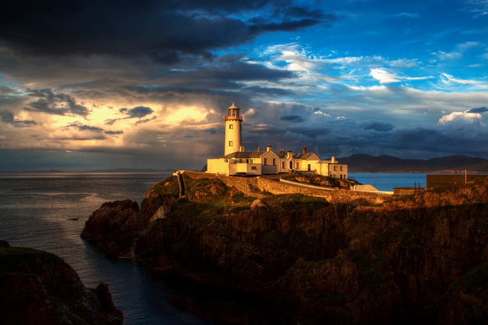 Ireland.#Ireland #irelandsdeepatlantic #Lighthouse #WildAtlanticWay #WestCork #AdventureApril #AdventureRunsDeep #silversaturday #weekendfun #Discovery #airbnbexperiences #airbnbftw #summeriscoming #adventuretravel #FamilyTrip #hikingadventures #BritainsGotTalent #vacation #reise