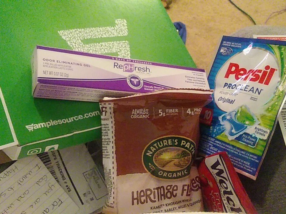 ImLeahChelle's tweet photo. I love coming home to free things in the mail! #samplesource #coupons #miamimom #miamicouponer #persilproclean #welchs #naturespathorganic #rephresh https://t.co/wfLLMAUfu1