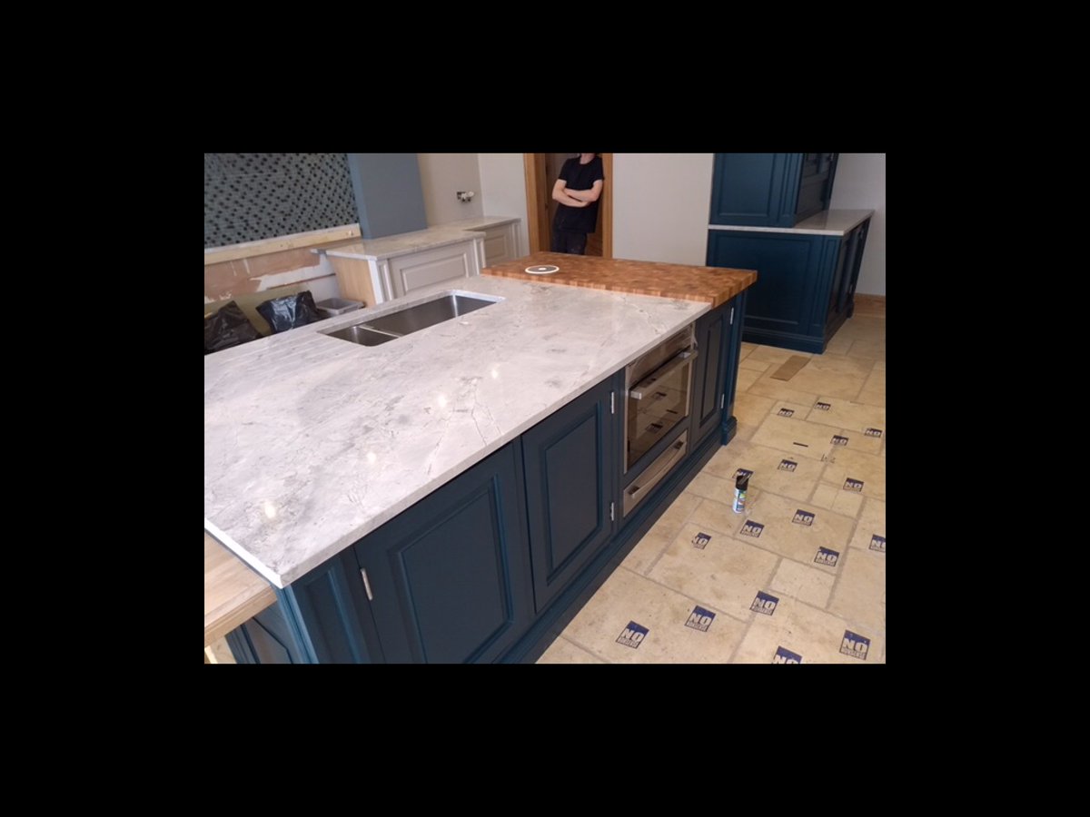 Onearth2Design's tweet photo. Marble and solid oak end grain chopping board, with surface circle inlet into The pullout  soft closing 40 Ltr bin below. #bespokekitchen #kitchendesign #kitchen #stonetops #interiordesign #Interiors https://t.co/NxtCFWtfIl