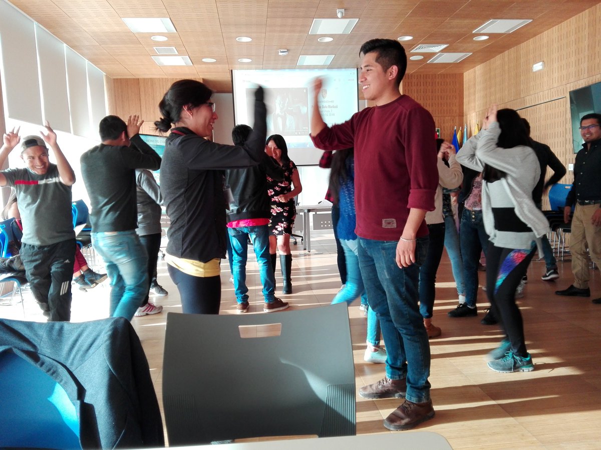 m_belenf's tweet photo. Actividad energizante en #swcusco piedra, papel y tijera evolution https://t.co/YnFC386Y1K