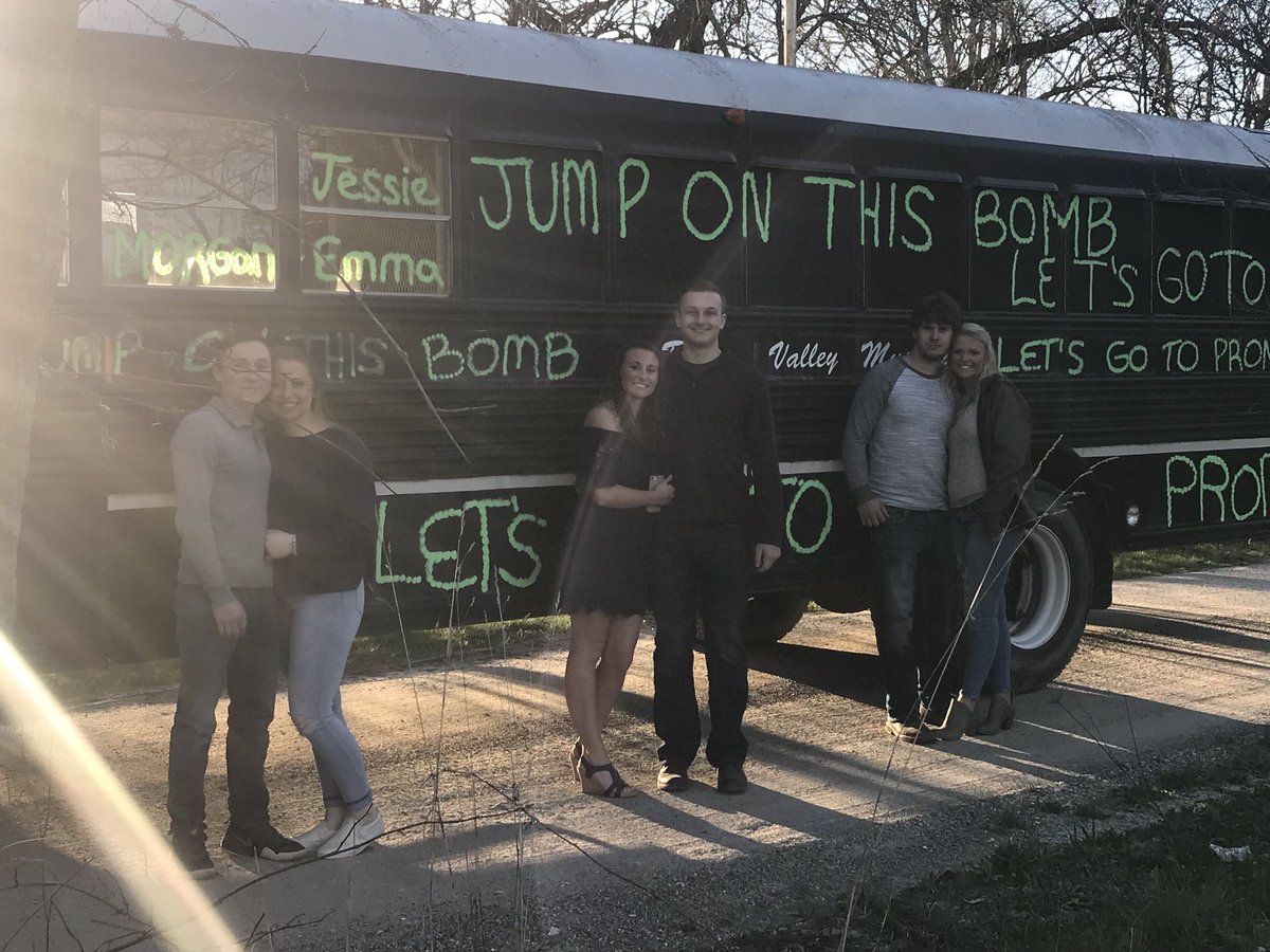 Morgan_Raye33's tweet photo. All aboard the magic school bus #promposal2k18 https://t.co/EVwy988kMI