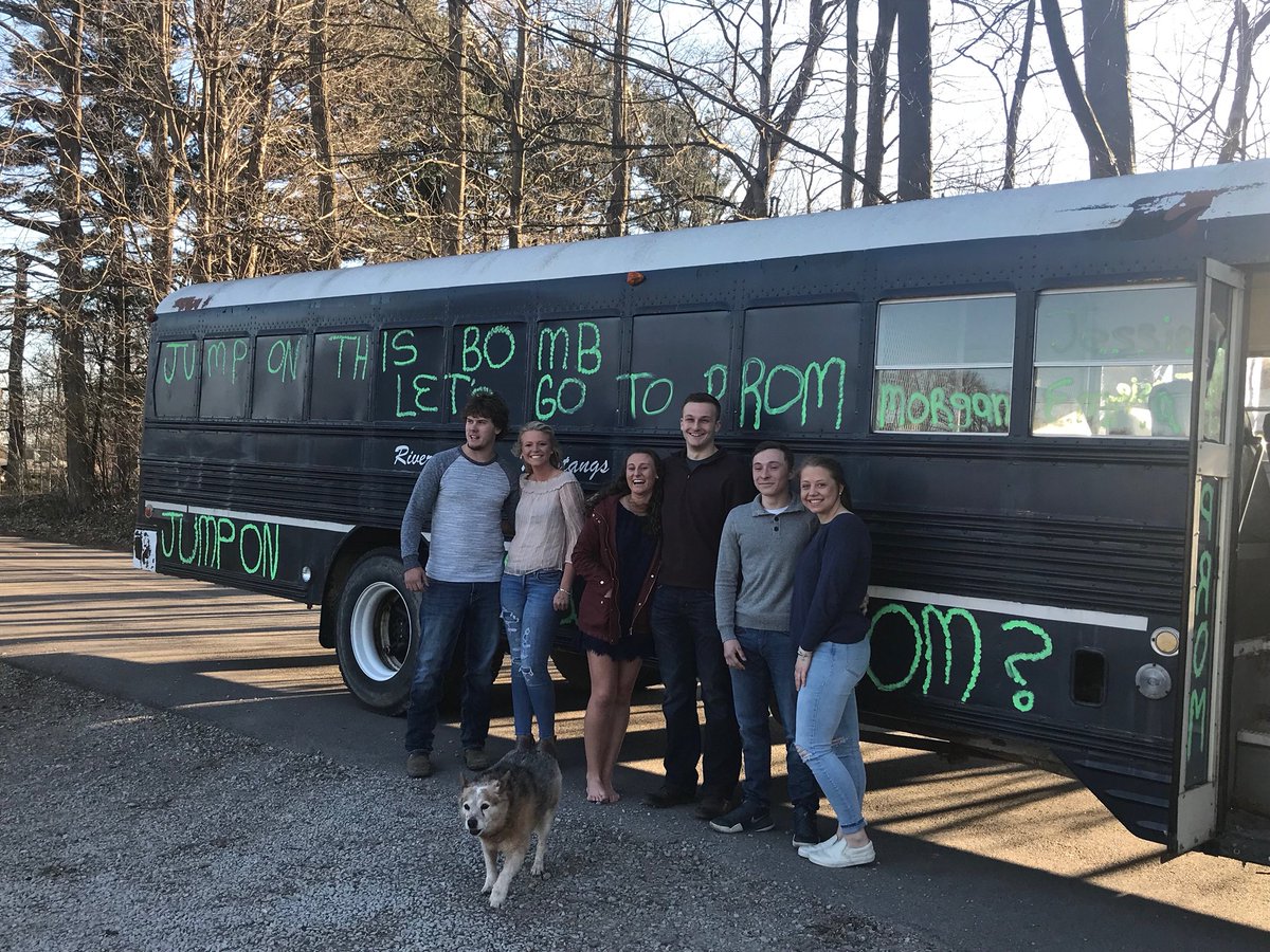 Morgan_Raye33's tweet photo. All aboard the magic school bus #promposal2k18 https://t.co/EVwy988kMI