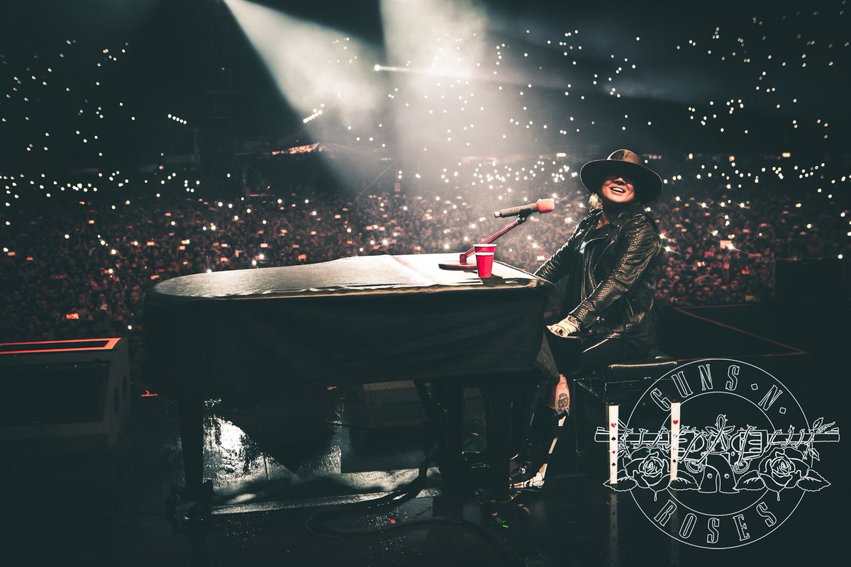 Quem é AXL ROSE?
Alegria de quem o ama. 
A tristeza de quem o odeia. 
E a ocupação de quem o inveja.

Boa noite gunners!🌙⭐️🔫🌹