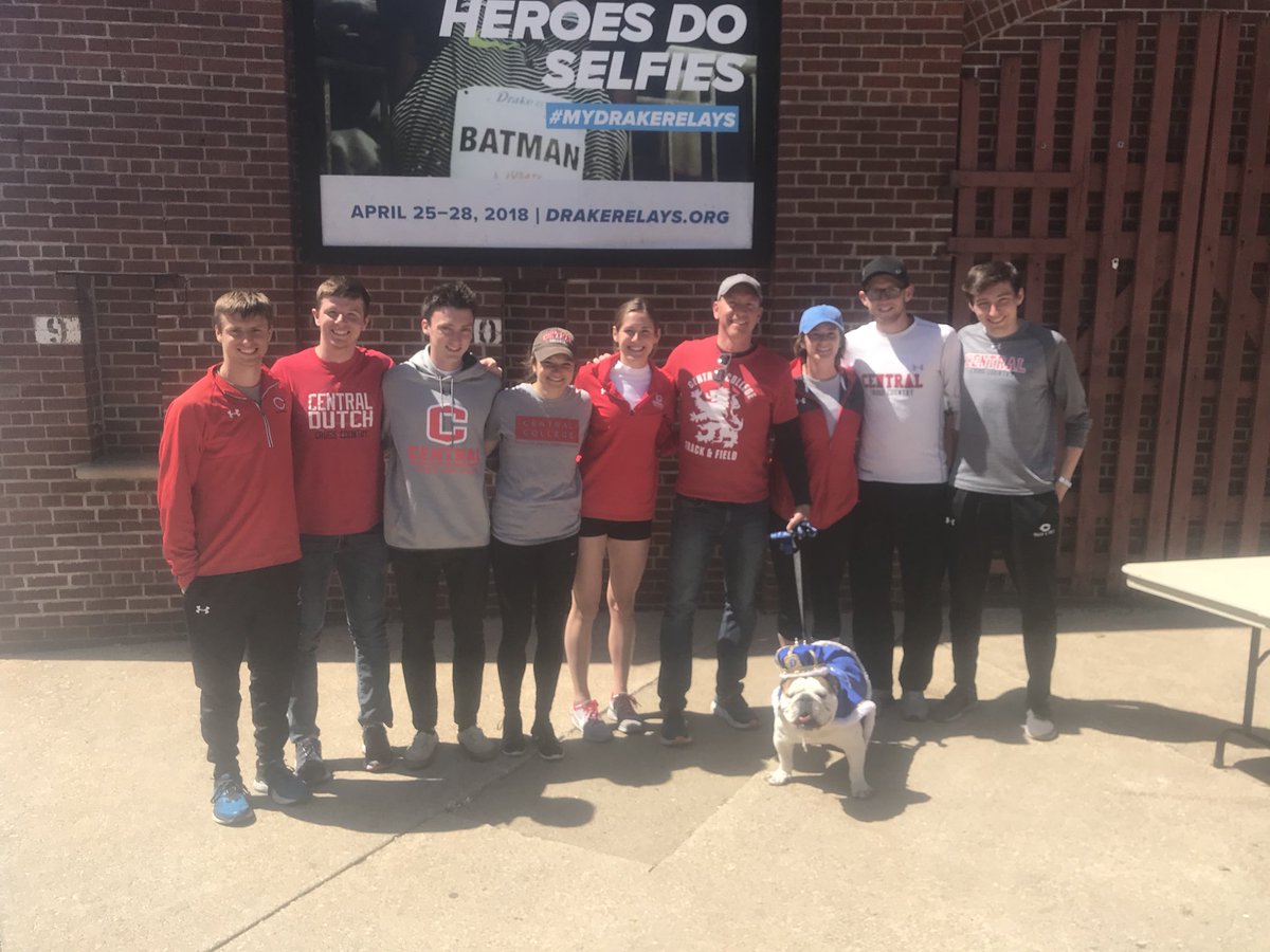 mbbbow's tweet photo. Drake’s Most Beautiful Bulldog even took time to visit with the Central College Dutch track teams https://t.co/EJ2i2hchMb