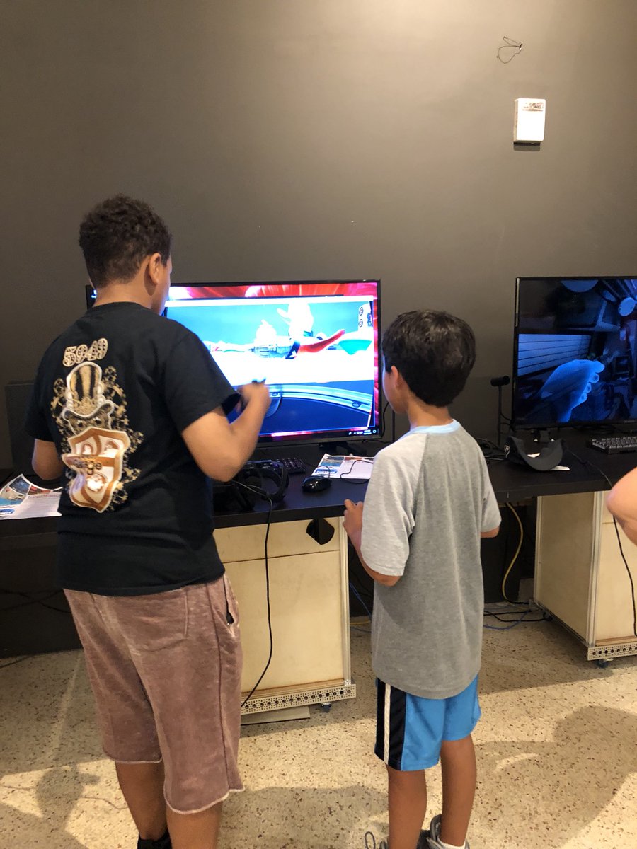 Mr_Arman_Alexis's tweet image. Had a great time today talking to all the kids about everything tech! @ADHUS_FAUHS #techgarage @dancane @FAUHStemLab