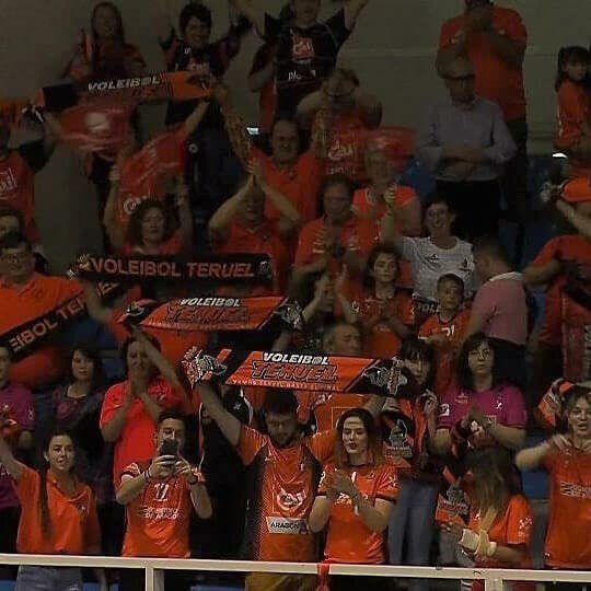 ComunidadVoley's tweet photo. 🏆🧡🏆🧡🏆 "Diario de la afición naranja" desde Almería, así se vivió el triplete de @CVTeruel
🔸https://t.co/tlTHjrPDoj #SomosVoleibol #FinalSVM https://t.co/FuCvIDnAtJ