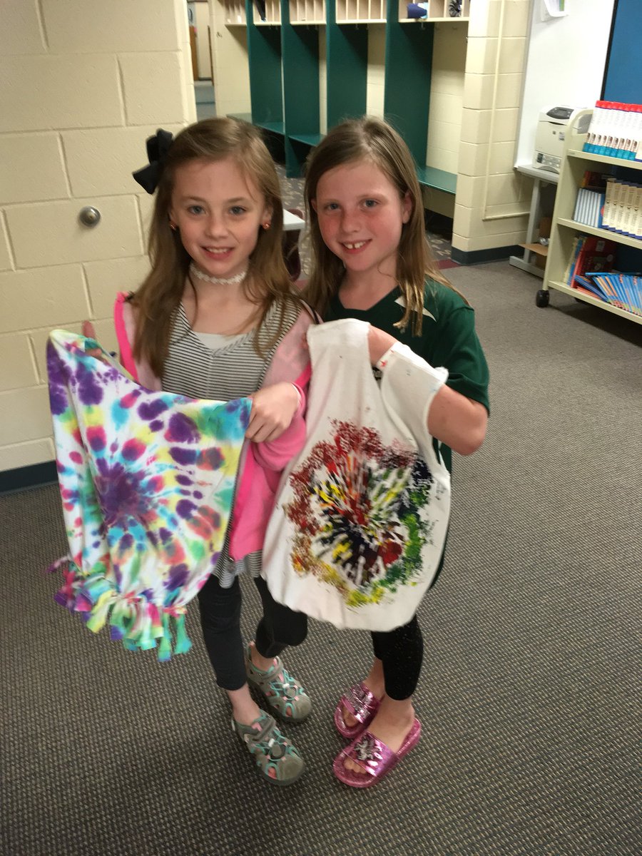 Green Team members had fun helping students make upcycled T-shirts into bags at the <a href="/SREPTO/">SRE PTO</a> Steam Fair! 💚 <a href="/SmokyRow1/">Smoky Row Elementary</a> 🚀 <a href="/Ccsgreenteam/">CCS Green Team</a> 🌱