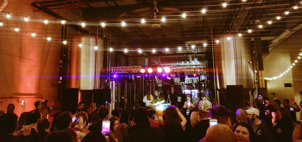 stefania101's tweet photo. Spending Sat night supporting an MS fundraiser @JailbreakBrewCo & listening to old school hip hop legend @BizMarkie LIVE #BrewFestMS https://t.co/DHXkpzaO5J