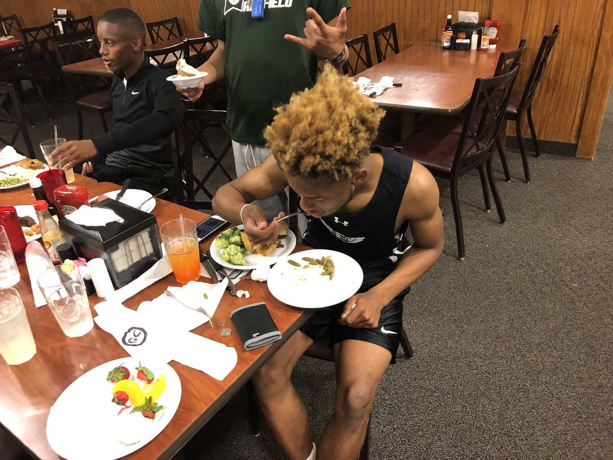 TrackEastside's tweet photo. Chicago struggling to eat his veggies. https://t.co/wJFUd5Uk69