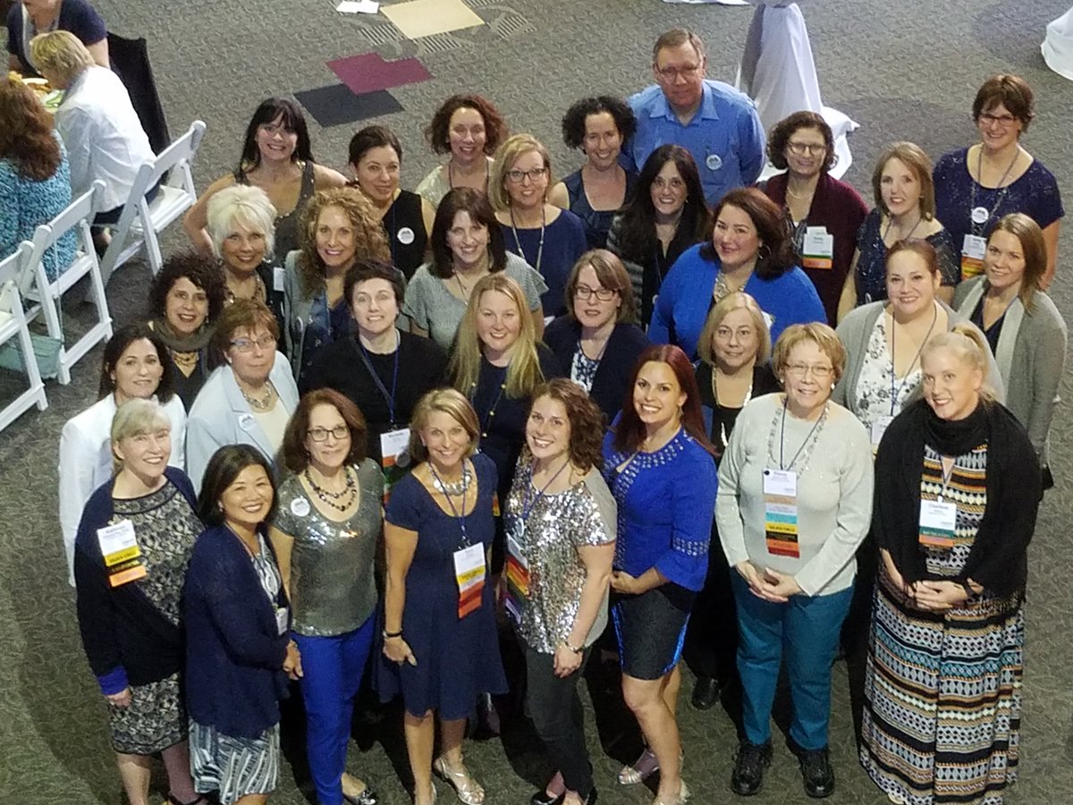 M2Organize's tweet photo. Good looking group of local gals at #NAPO2018. @NAPOchicago in da house. #OrganizingAGroupPhoto https://t.co/exWwjbvNTV