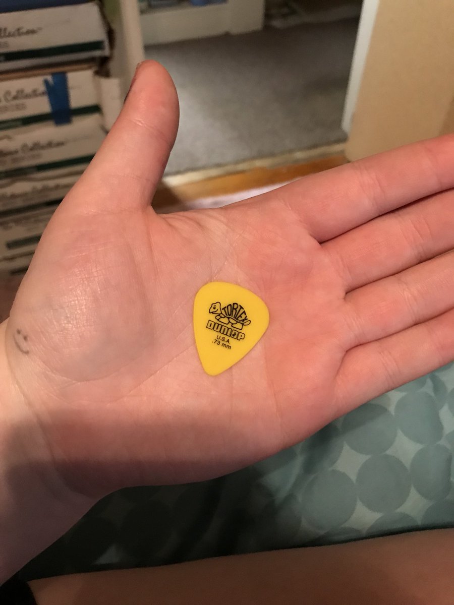 Aspen5SOS's tweet photo. It’s been a week since #5SOS3Houston but I caught Michaels pick and I was so so so happy 😭😭 https://t.co/Eyh4UQfgZ2