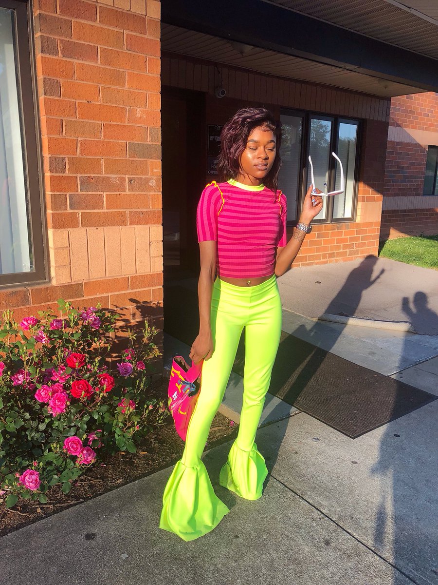 NothingBut_FAB's tweet photo. Fine ass. Lime ass οΏ½οΏ½π€π€ #customqueen https://t.co/GVlukiEI4d