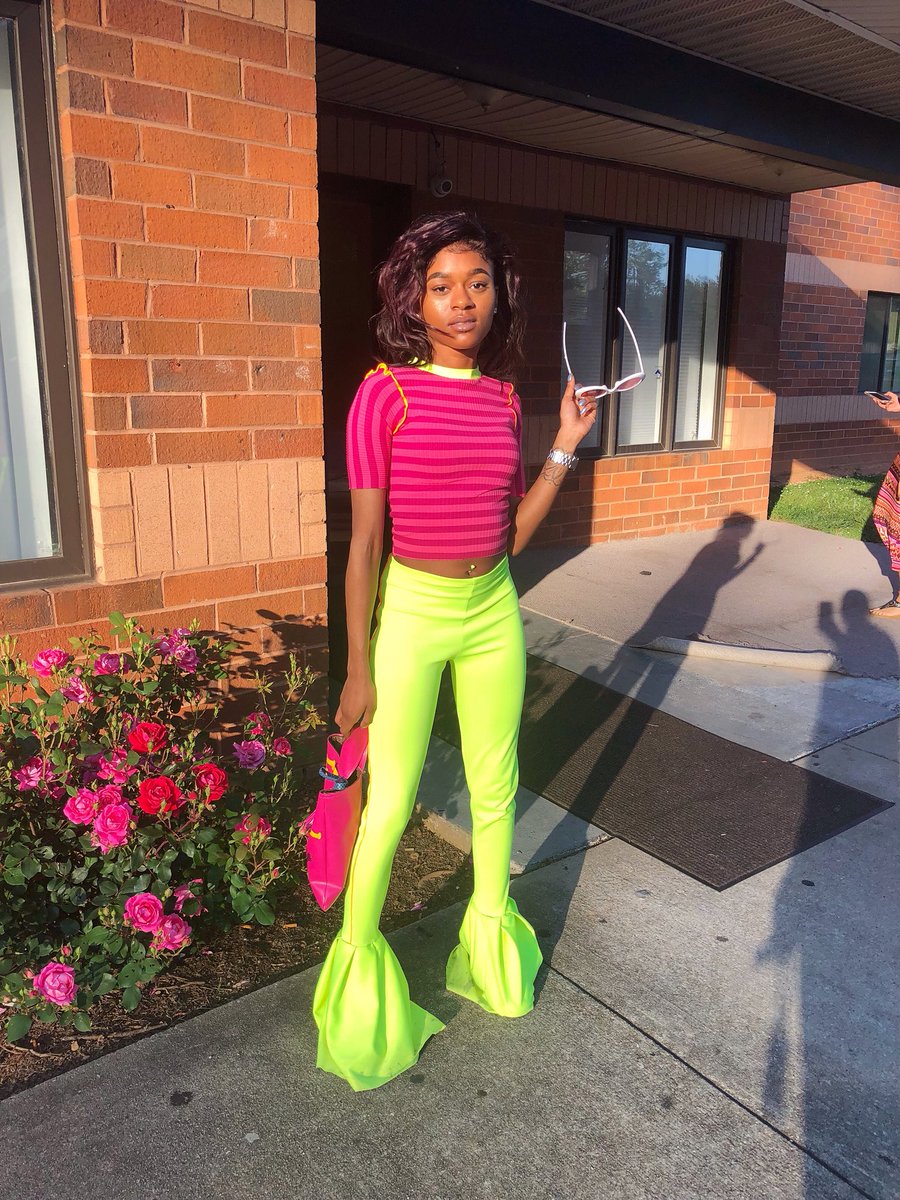 NothingBut_FAB's tweet photo. Fine ass. Lime ass οΏ½οΏ½π€π€ #customqueen https://t.co/GVlukiEI4d