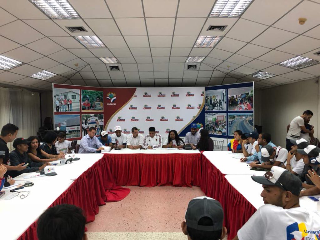 pinfantea's tweet photo. #EnYaracuy || Realizamos encuentro con los responsables estadales del comando de campaña de la juventud sector universitario, afinando la estrategia electoral, rumbo a la victoria del #20Mayo 🇻🇪✊🏽 @NicolasMaduro #VamosNico #JuntosTodoEsPosible https://t.co/zsUGjuOLya