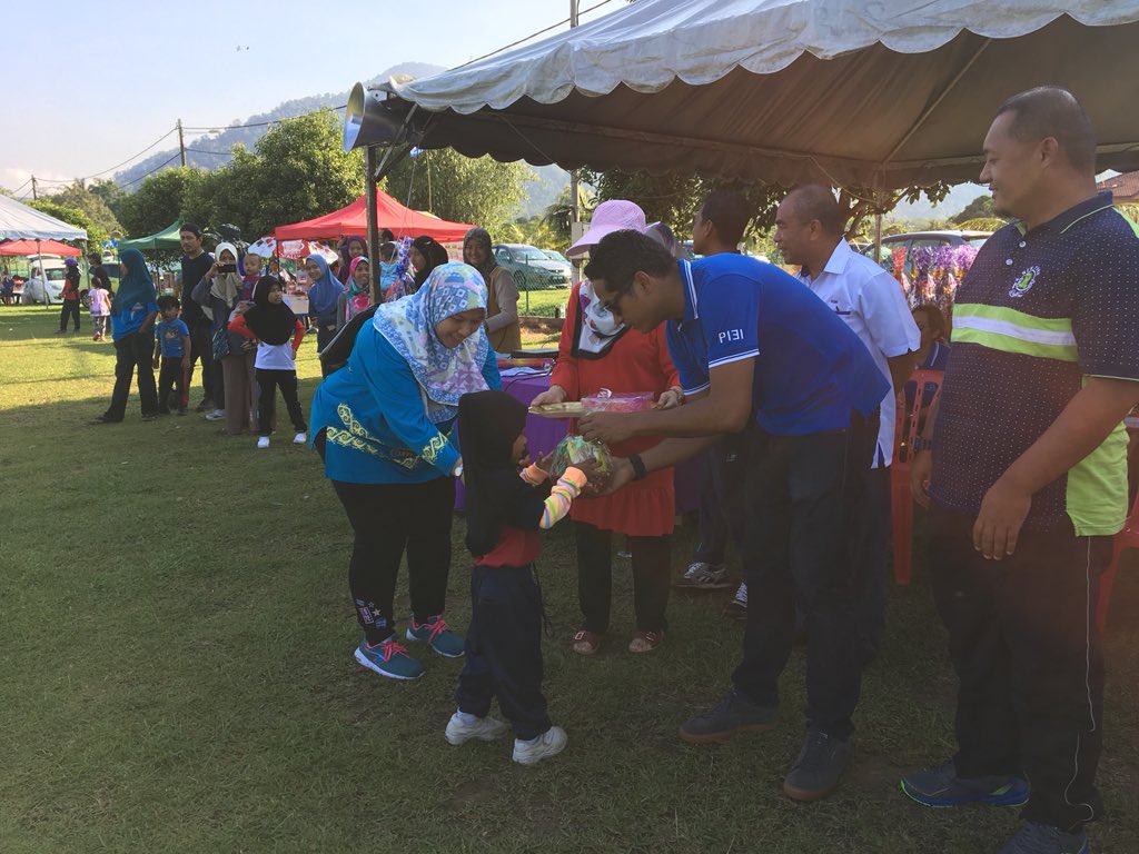 bobby_bakar's tweet photo. Sekitar perasmian Hari Sukan Sekolah Kebangsaan Kampung Tanjung, Kota yang dirasmikan oleh YB @Khairykj hari ini. https://t.co/c0jw0DfvFW