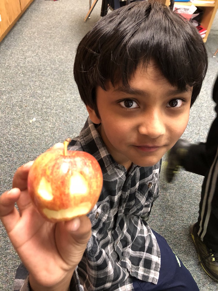 MrsTrosensClass's tweet photo. Happy weekend from Mr. Apple!! #foodwithfaces #snacktime #creativeeating #gfwinship https://t.co/GsEXA2ai71