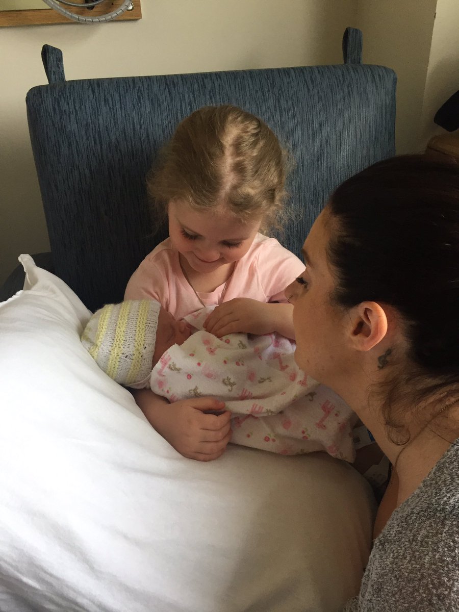 Olivia's  first time meeting her baby sister! 😊❤️