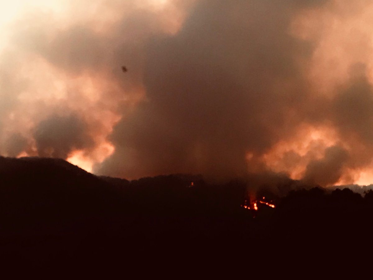 delarivaG's tweet photo. Gran incendio en #ValleDeBravo 😢😢😢 está creciendo! https://t.co/RTPKoHxpAJ