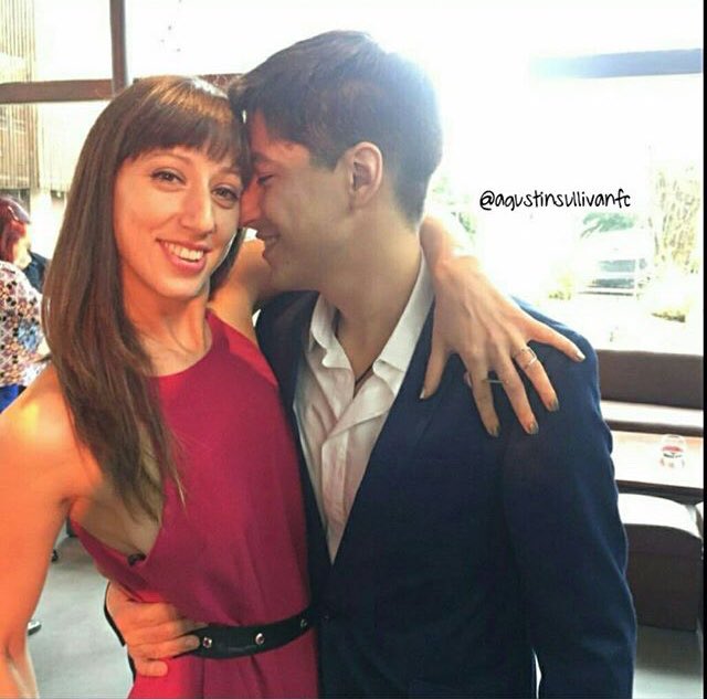 resaknena's tweet photo. quien chota sos y por qué estás así de cerca de MI HOMBRE https://t.co/IqqEtAltXs