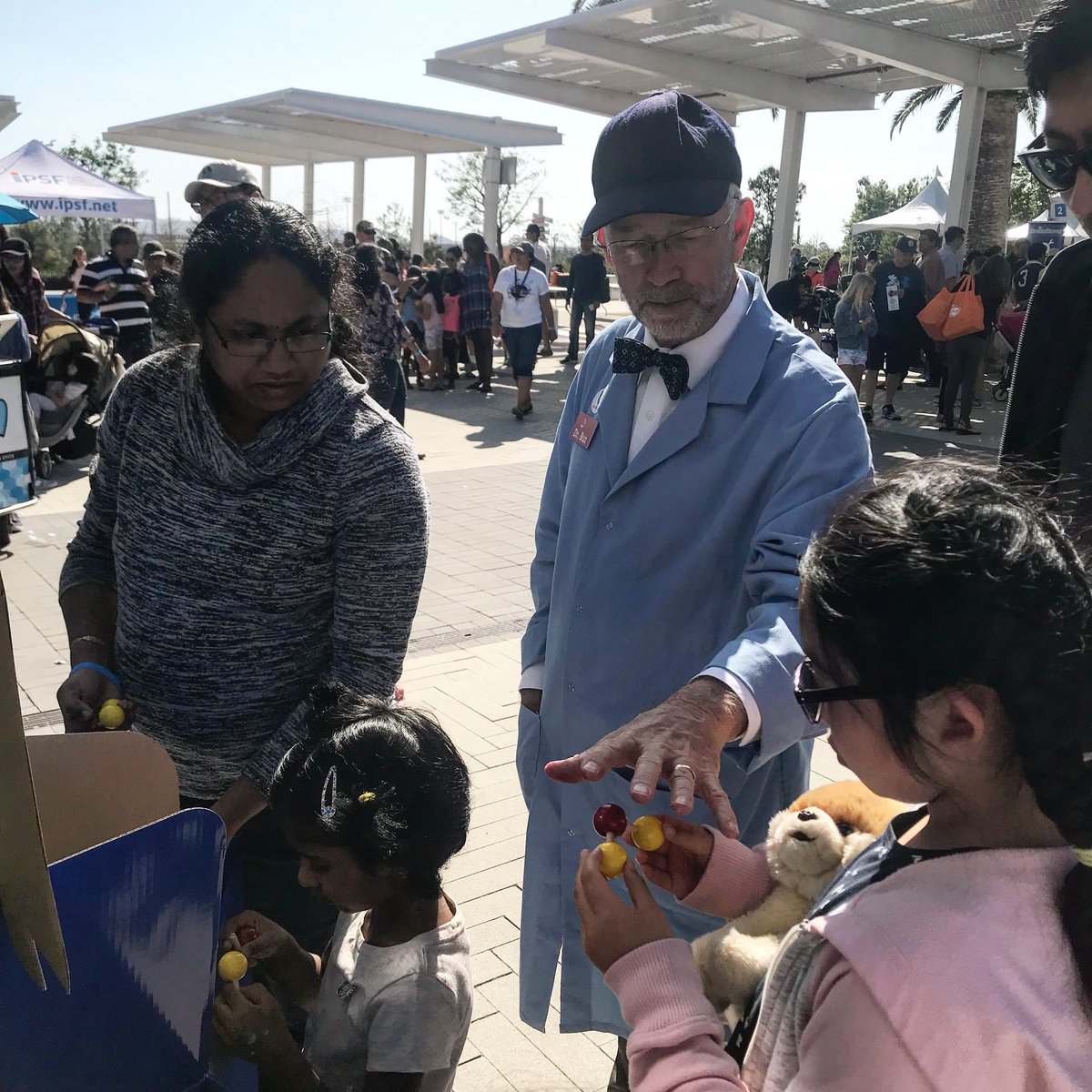 IPSFinfo's tweet photo. We are creating water molecule models with @AirLiquideUSA @ #IPSFSTEAM Fest! @ocgreatpark https://t.co/rE5Y3kb8Qw