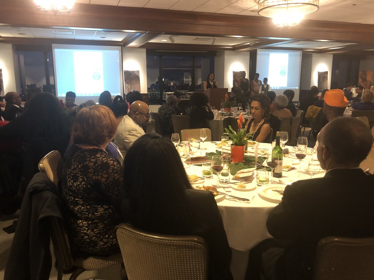 emartichi's tweet photo. Celebrating future world citizens and Champions of Change #VLAStyle @LindaRaeMurray @UICancerCenter @UIHealth @thisisUIC https://t.co/PCVzw6STiN
