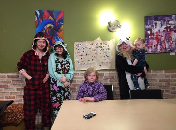 Rileigh2908's tweet photo. Met up with @ maysage , @ cenedraellen, (Lilith and Kai 😃) to creat out GISHWHES manifesto, so behold! @mishacollins #GishChallenge1 https://t.co/rzTLwCWSQy