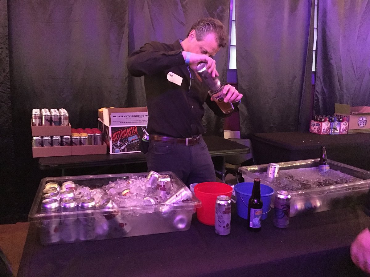 ArtisanXL's tweet photo. Some of my favorite breweries @Royal Oak Spring Beer Fest! Eric @exferimentation @HGBrewCo @MotorCityBeer https://t.co/34lCWAGZky