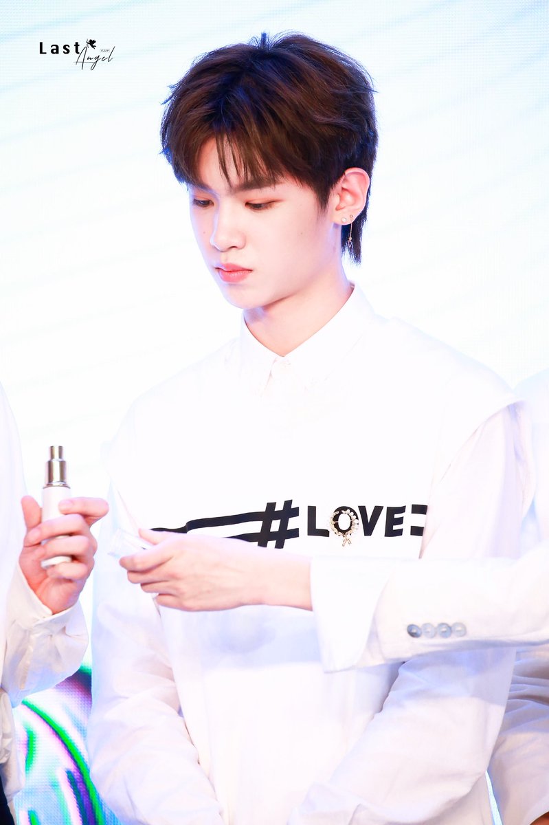 LastAngel0219's tweet photo. #黄明昊 #저스틴  #Justin 
180425 Olay https://t.co/rICuKKIrIz