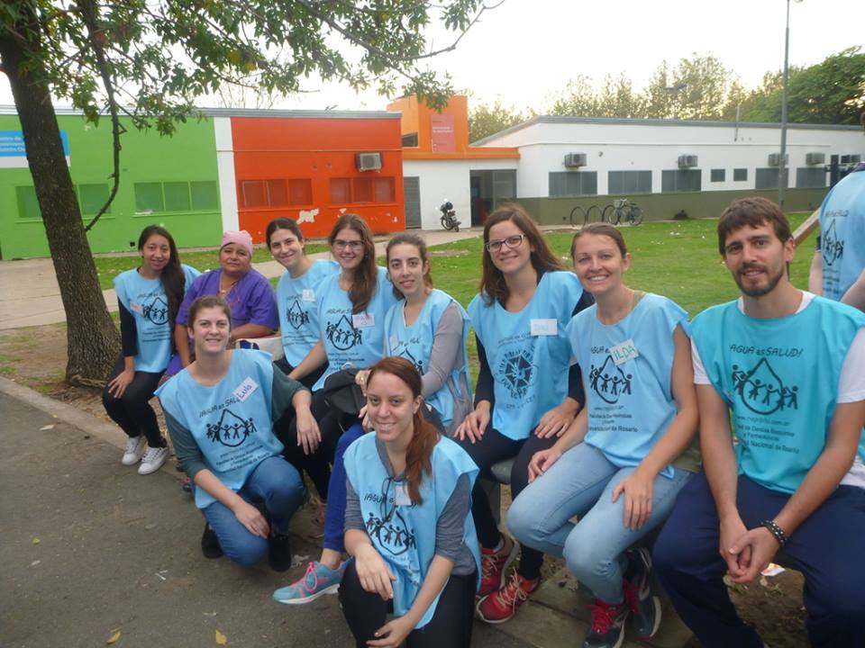 ExpLatinAmerica's tweet photo. Last Thursday we participated at a unique activity,organized by #RíePibito. A very active group of volunteers coordinated by prof.Luis Veggi,bring the help of the Universities inside one of the poorest area of Rosario, where most of the people do not have access to basic services https://t.co/5wNhUTqw0W