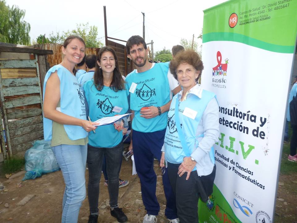 ExpLatinAmerica's tweet photo. Last Thursday we participated at a unique activity,organized by #RíePibito. A very active group of volunteers coordinated by prof.Luis Veggi,bring the help of the Universities inside one of the poorest area of Rosario, where most of the people do not have access to basic services https://t.co/5wNhUTqw0W