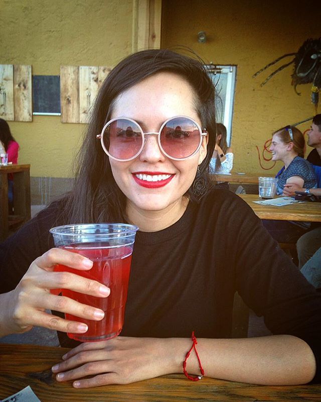 carlariojas's tweet photo. Esperé un año por este #BeerRelease de @odebrewing 🍻you guys rock!! Les recomiendo la #Kolsh o como yo le digo: #PepinoFresh 🥒 jajaja En esta foto estoy tomando #LaFresa #QueEsLoQueQuiereLaNena #CraftBeer #OdeBrewing #ElPaso #ItsAllGoodEP #Beer #OdeT… https://t.co/GOOTQLuk1U https://t.co/hMsDNQCNbn