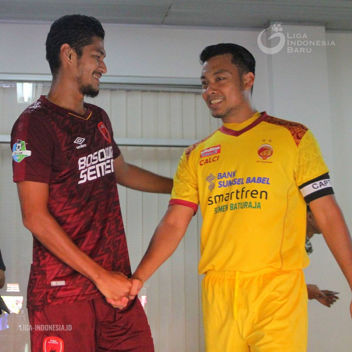Walau berbeda kostum, dua pemain asal Sulawesi Selatan ini tetap respek satu sama lain ☺️🤝😁

#SRWJvPSM
#GoJekLiga1
#Liga1KitaSatu