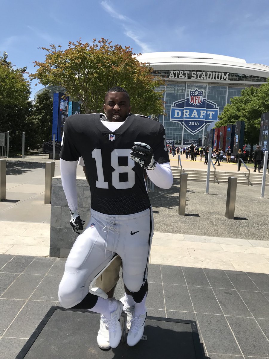 BlackHoleBanter's tweet photo. Blackhole Banter representing at the #NFDraft2018 #JustWinBaby https://t.co/BERPpt0hQn