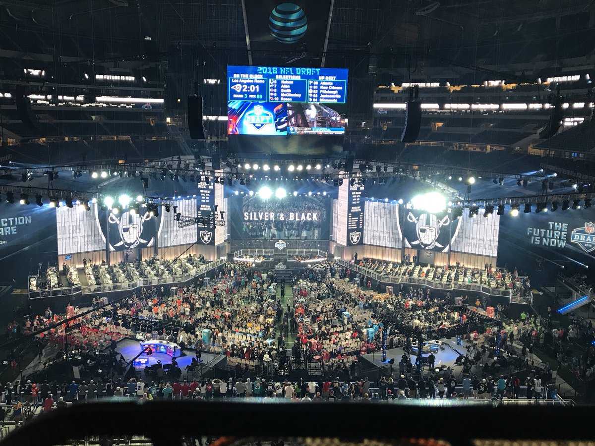 BlackHoleBanter's tweet photo. Blackhole Banter representing at the #NFDraft2018 #JustWinBaby https://t.co/BERPpt0hQn