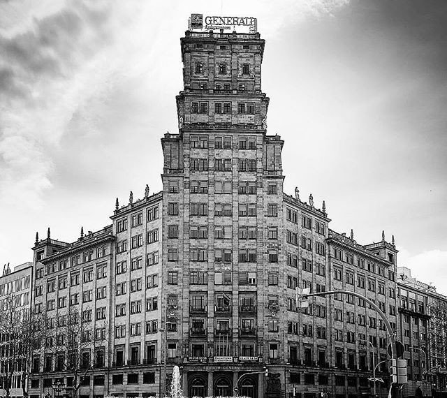 Reposting @jor_yelamos: - via @Crowdfire 
Edificio Vitalicio - Barcelona @jor_yelamos.
.
#artphography #blackandwhite #blackandwhitephotography #bnw #bnw_captures #fashion #bnw_photografare #bw #bwstyleoftheday #insta_bw #instagram #love #instagood #fineartphotography