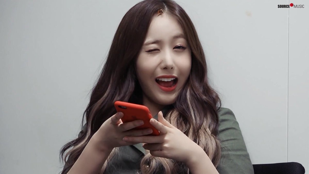 tinyttinb's tweet photo. @likeytagram Que manera de querer llamar la atención xdxd JAJAJAJAJA Aún asi gracias por ayudar con las visitas :D
#Time_For_The_Moon_Night 
#GFRIENDComeback 
@GFRDofficial https://t.co/c5vKp1sqMa
